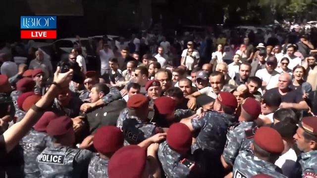 Ռոբերտ Քոչարյանի որդուն ու մյուս ցուցարարներին բռնությամբ բերման ենթարկեցին смотреть онлайн