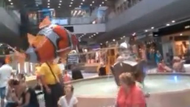 Летающая рыба 1 Парит над фонтаном!!! смотреть онлайн