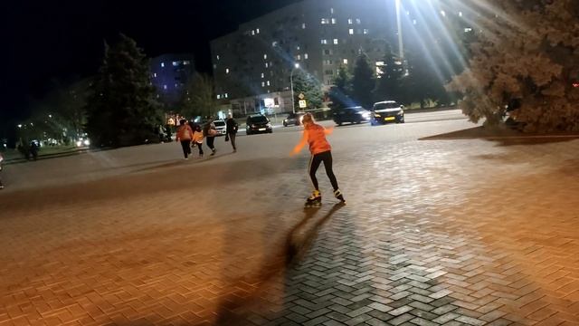 ?? Вечерние фонари и Алёнушка на роликах ?? Южноукраинск 7.11.2023 ?? Площадь ДК Энергетик ?? смотреть онлайн