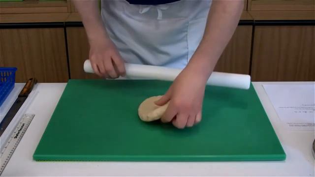 Basics #2 | Marzipan a round cake (soft edged) смотреть онлайн