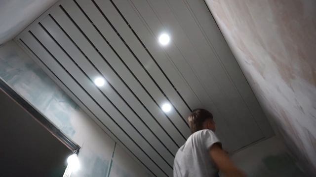 СДЕЛАЙ ТАКОЙ ЖЕ ПОТОЛОК В ВАННОЙ САМ! Монтаж реечного потолка. смотреть онлайн