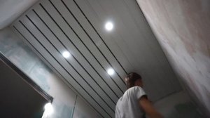 СДЕЛАЙ ТАКОЙ ЖЕ ПОТОЛОК В ВАННОЙ САМ! Монтаж реечного потолка.