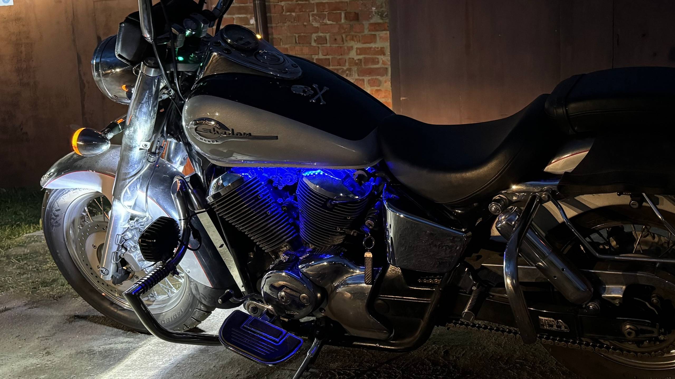 Светодиодная подсветка мотора на Honda Shadow своими руками