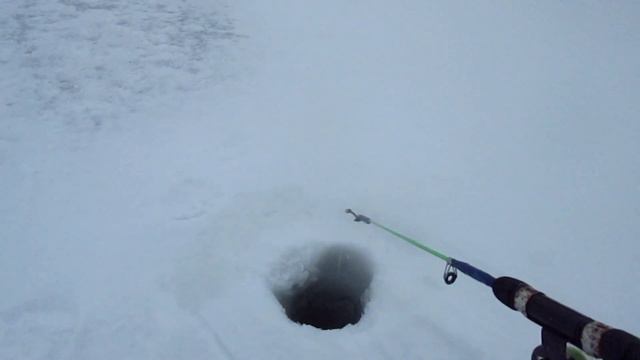 ЛОВИМ ОКУНЯ НА БЛЕСНУ! ПОДЛЕДНАЯ РЫБАЛКА 2022 - 2023! смотреть онлайн