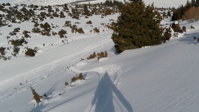 Фрирайд с красивого и длинного склона 3-й спот за день Жыргалан заброска снегоходом смотреть онлайн
