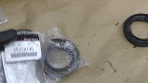 Mitsubishi Outlander XL 2.4 МККП - Сальник передней левой полуоси.