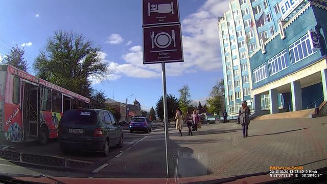 Велосипедист зацепил автобус "Елец" смотреть онлайн