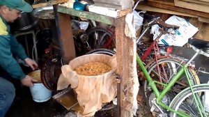 Самодельная дробилка для яблок и пресс  в работе.