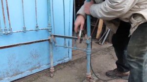 Садовая скамейка из былец старой железной кровати