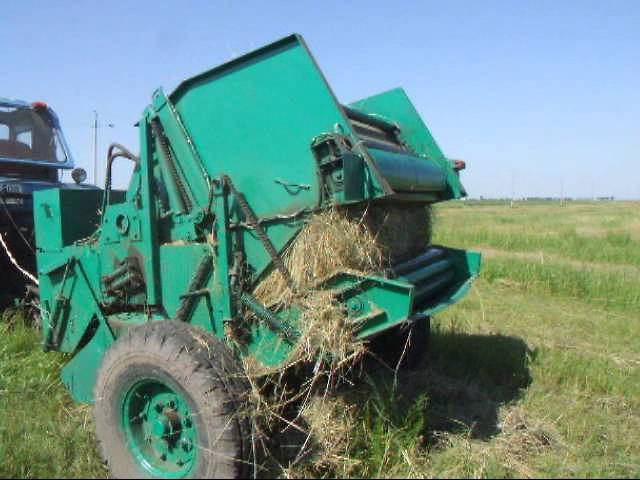 Прикол. Тюкуем сено трактором. смотреть онлайн