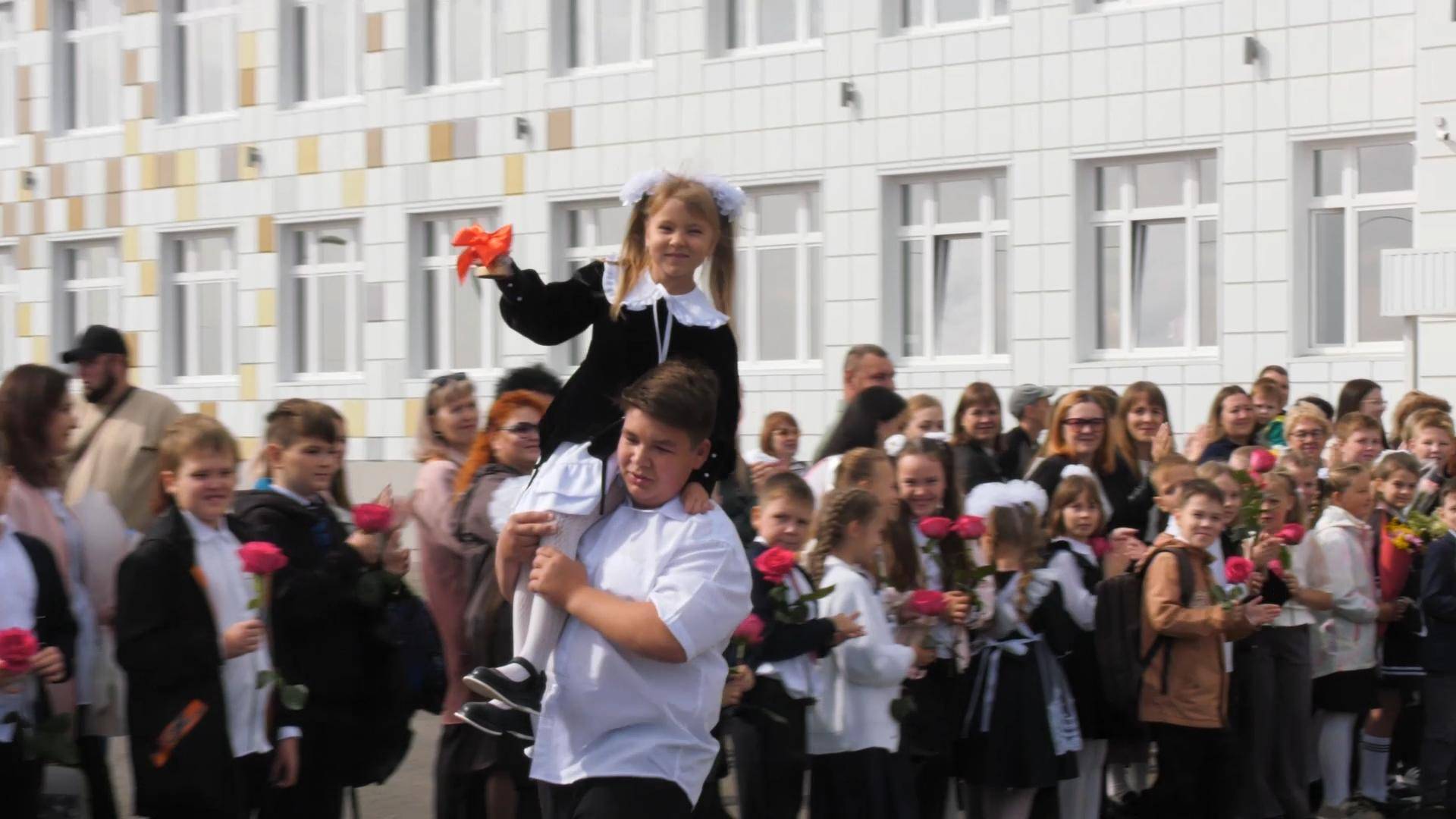 Первый звонок в «Созвездии»! В новом образовательном центре начались уроки смотреть онлайн