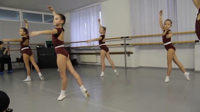 Балетная школа "Щелкунчик" Фрагмент открытого урока 3 смотреть онлайн