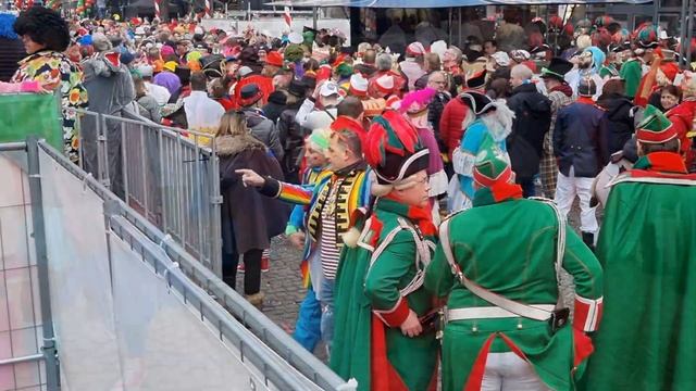 Köln / Cologne Karneval Weiberfastnacht 2023 Heumarkt ♥ Alter Markt ♥ Dom Germany Carnival [4K] Wal