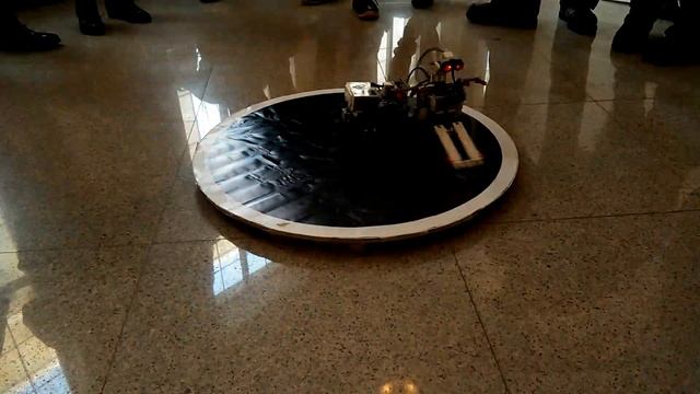 Соревнования роботов, категория "Сумо" в МФТИ смотреть онлайн