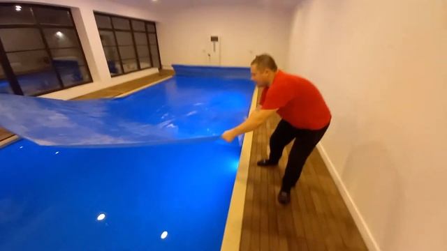 Покрывало для бассейна плавающее пузырьковое. Пузырьковое покрывало и ручное сматывающее устройство