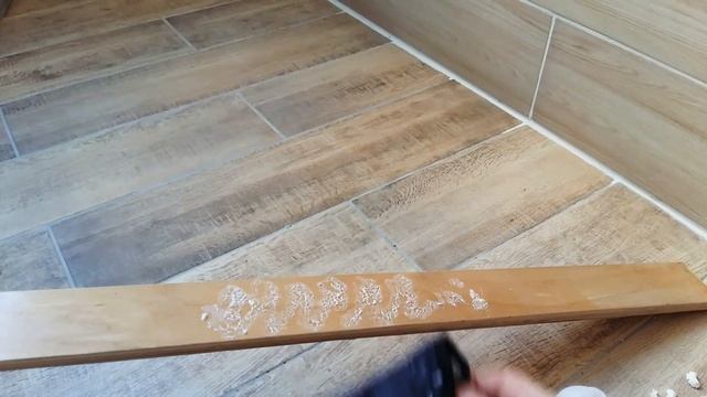 ЧЕМ ОЧИСТИТЬ  МОНТАЖНУЮ ПЕНУ ОТ ОДЕЖДЫ И ДВЕРЕЙ