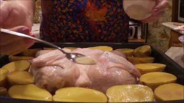 Курица на солевой подушке с картофелем и яблоки печеные в микроволновке смотреть онлайн