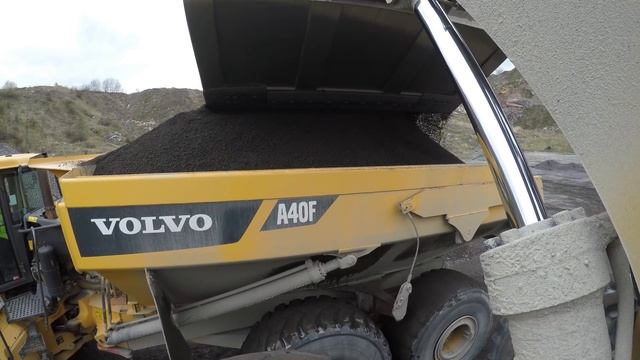 Cat 972m xe loads crushed asphalt on volvo A40F dumper and drive over my gopro смотреть онлайн