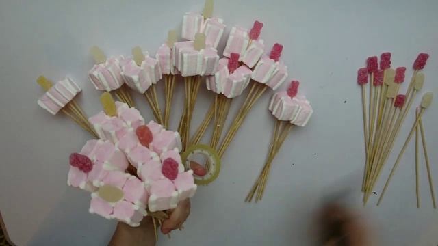 Букет из конфет / маршмелоу / зефира. Как сделать букет своими руками. смотреть онлайн
