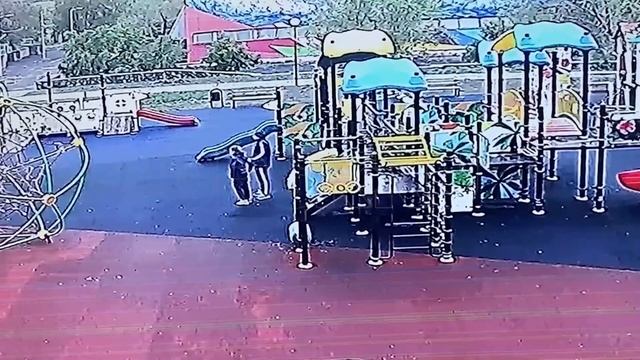В парке Северный подростки среди бела дня выломали ногами щиты на детской площадке 3 смотреть онлайн