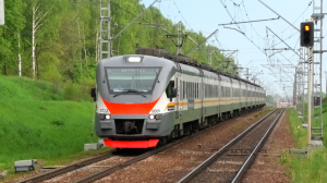 «Фирменный экспресс» ЭП2Д-0009 сообщением Тула - Москва следует через платформу Авангард