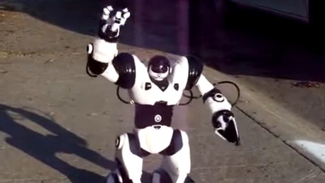 Программируемый робот Robosapien на пульте ДУ. смотреть онлайн
