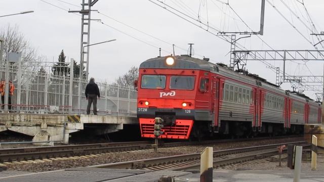 Прибытие и отправление электропоезда ЭТ2М - 126 сообщением СПб (Главный) - Любань на станции Колпин смотреть онлайн