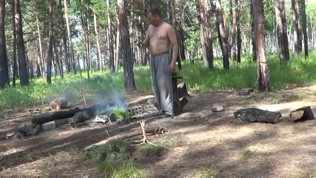 Рыба горячего копчения в полевых условиях. Рыба, соль, костер и трава. смотреть онлайн