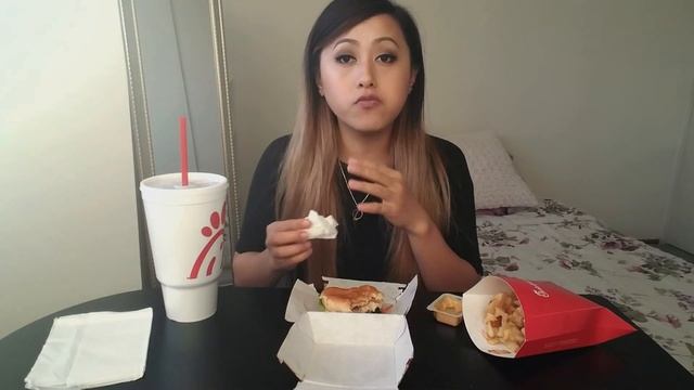 Chik fil a mukbang (Creepy Story-What was on the wall?) смотреть онлайн