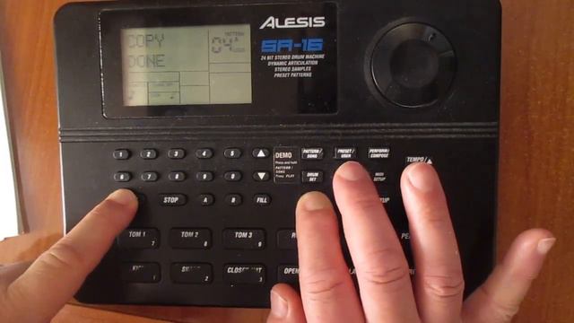 Alesis SR-16 drum machine ,recording your own patterns. смотреть онлайн
