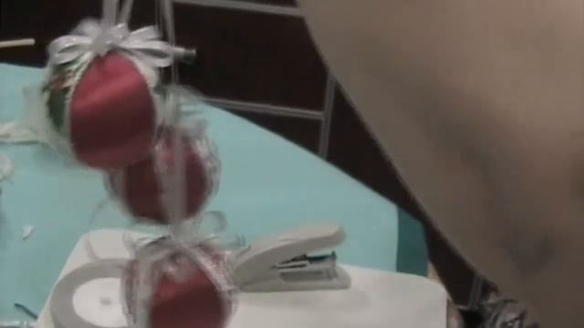 Как сделать новогодние украшения своими руками: подвеска из шаров и шишек смотреть онлайн