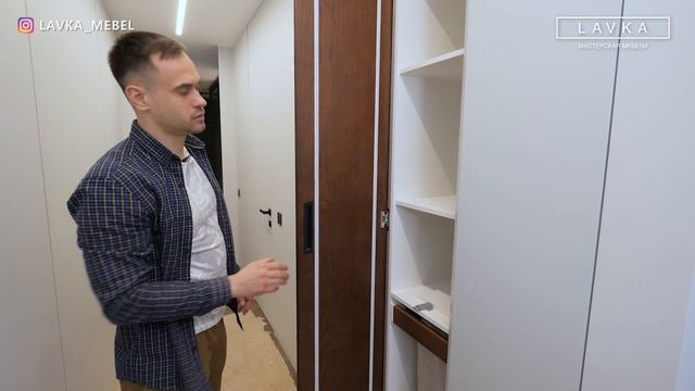 Шкаф в постирочную в ЖК LIFE Кутузовский. Система поворотно-раздвижных дверей Hafele. Эмаль и шпон. смотреть онлайн