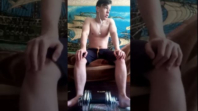 Подъём на бицепс гантели 13 кг с упором локтя в ногу смотреть онлайн