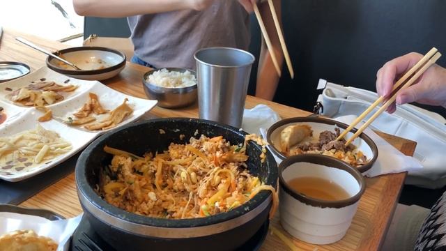 My Mom Tries KOREAN FOOD ? 캐나다에서 난생 처음 먹어본 한식 반응은? смотреть онлайн