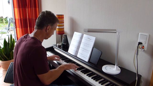 Roland Raabe spielt As time goes by смотреть онлайн