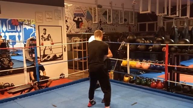 Спарринг по боксу. Боксёрский зал в Германии. смотреть онлайн
