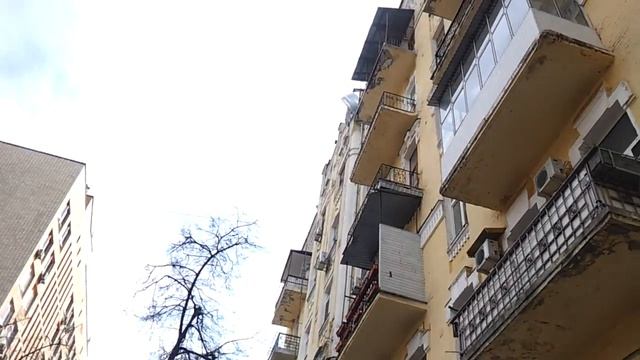 В центре Киева упавшая с дома крыша повредила 4 авто смотреть онлайн