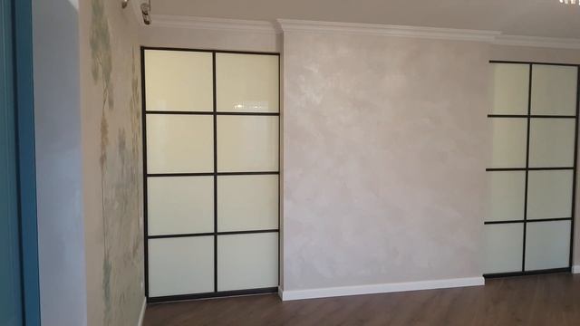 Бело-голубая кухня из МДФ с фрезеровкой со встроенной техникой и раздвижные двери смотреть онлайн