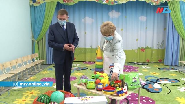 Женский коллектив нового детского сада на юге Волгограда поздравили с 8 Марта смотреть онлайн