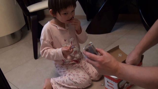 Дочь ест шоколад в первый раз в день своего пятилетия - Daughter eats chocolate for the first time смотреть онлайн