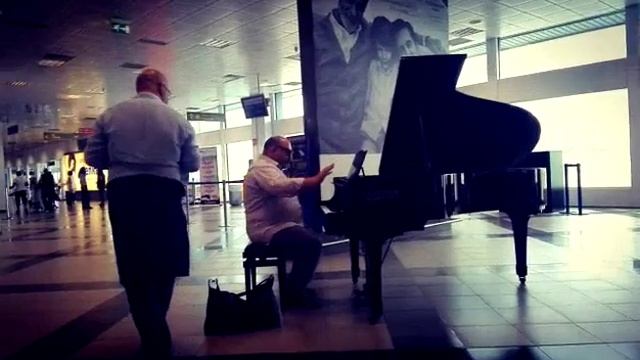 "L'Estroso pianista" at the Palermo airport смотреть онлайн