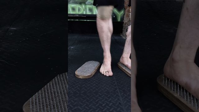 ВИКТОР БЛУД ПРИСЕД НА ГВОЗДЯХ#shorts смотреть онлайн