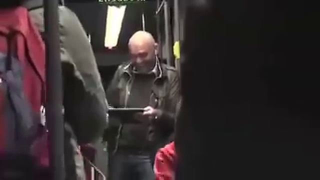 Mann lacht in der U Bahn смотреть онлайн
