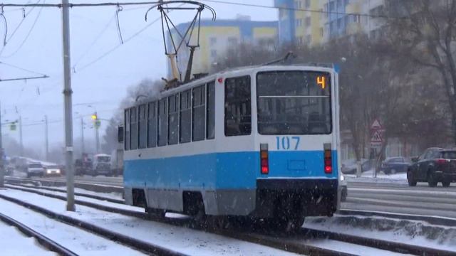 "Сильный снегопад!" Трамвай 71-608КМ (КТМ-608КМ) №107 с маршрутом №4 смотреть онлайн