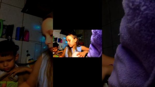 24 в Ванной с младшим братом🙃Учу там уроки