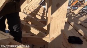 Монтаж стропил двухскатной мансардной крыши. Стропильная система монтаж. Академия Кровли Тюмень.