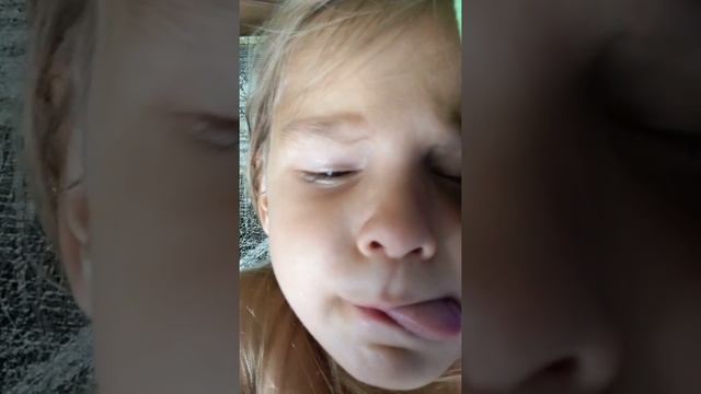 СЕСТРЁНКА ВЗЯЛА ТЕЛЕФОН ПОСМОТРЕТЬ ЮТУБ, и я обнаружила это!!!🤣🤣🤣🤣 смотреть онлайн