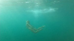 Девушка  в море