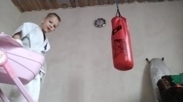 я показываю удары по груше. смотреть онлайн