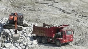 Карьерный самосвал HOWO Made in China на погрузке